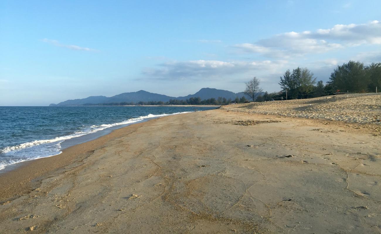 Photo de Teluk Lipat Beach avec sable lumineux de surface