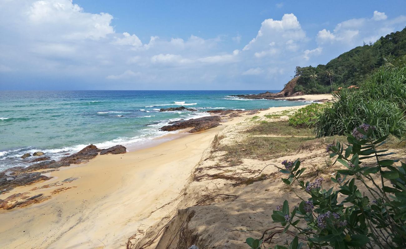 Photo de Teluk Bidara Beach avec sable lumineux de surface