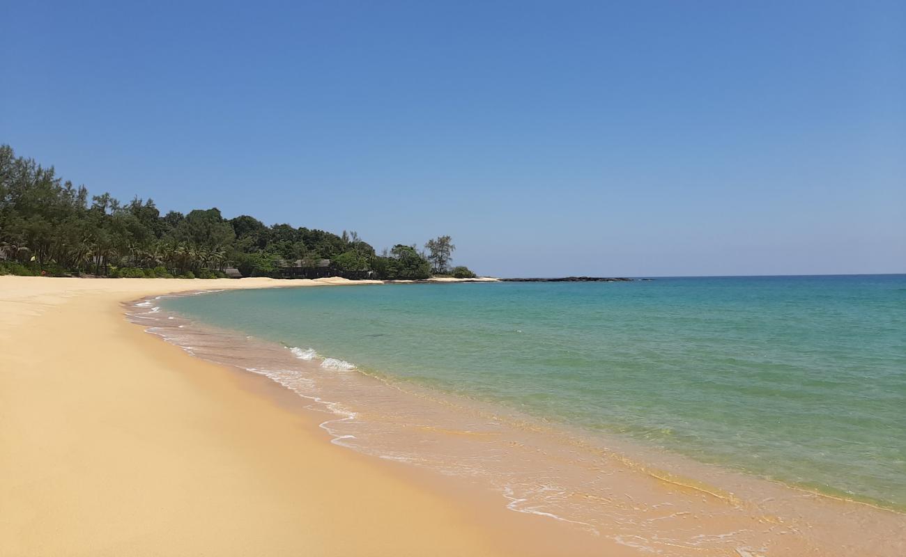 Photo de Tanjung Jara Beach avec sable lumineux de surface