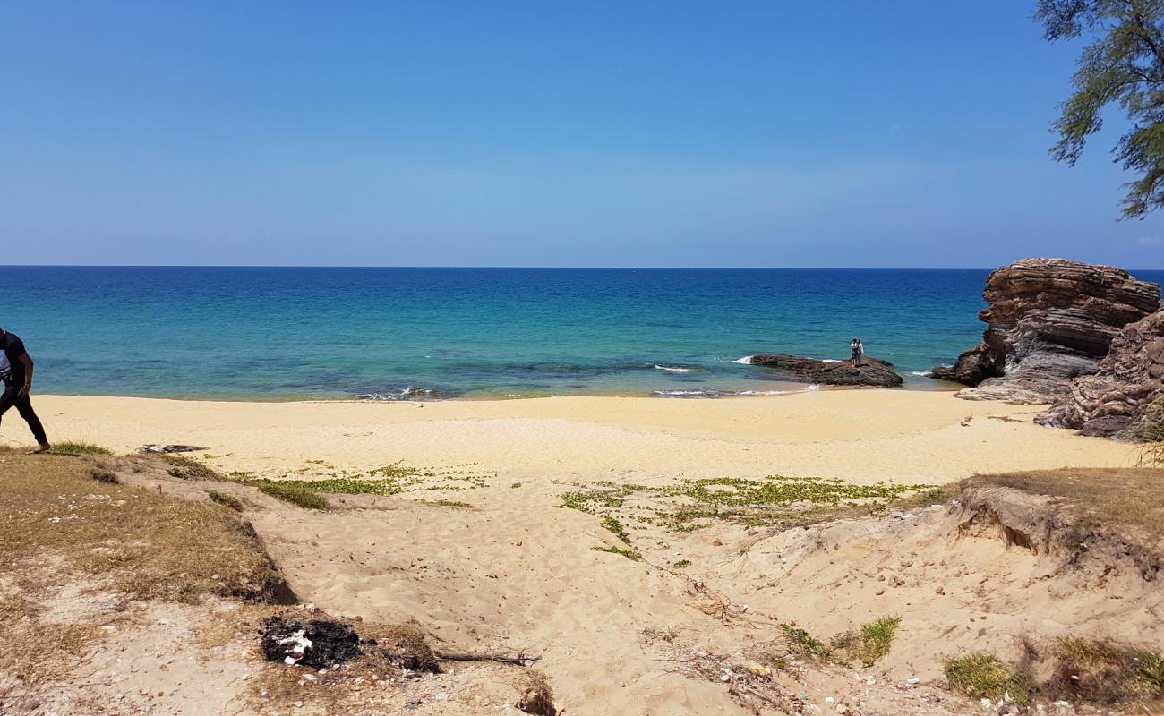 Photo de Batu Pelanduk Beach avec sable lumineux de surface