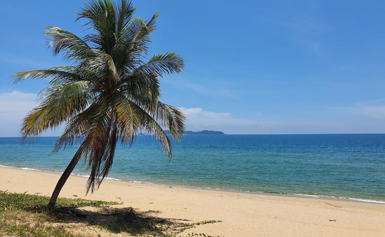 Photo de Peranginan Kelulut Beach avec sable lumineux de surface