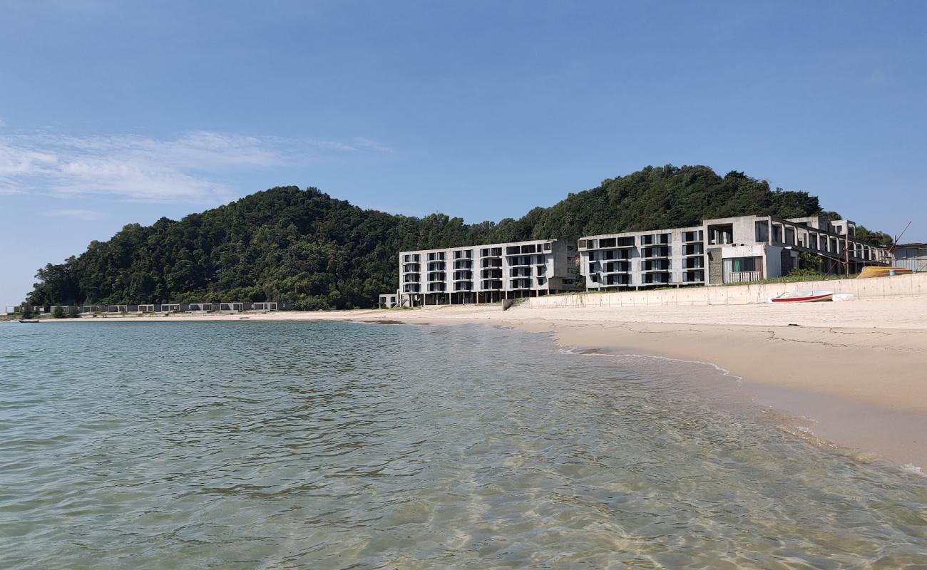 Photo de Pandak Beach avec sable lumineux de surface