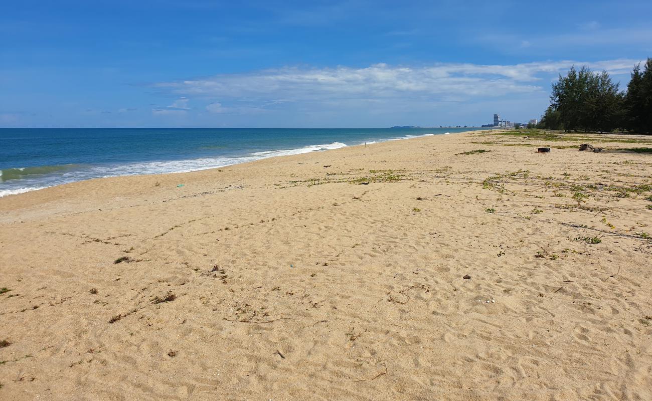 Photo de Teluk Ketapang Beach avec sable beige de surface