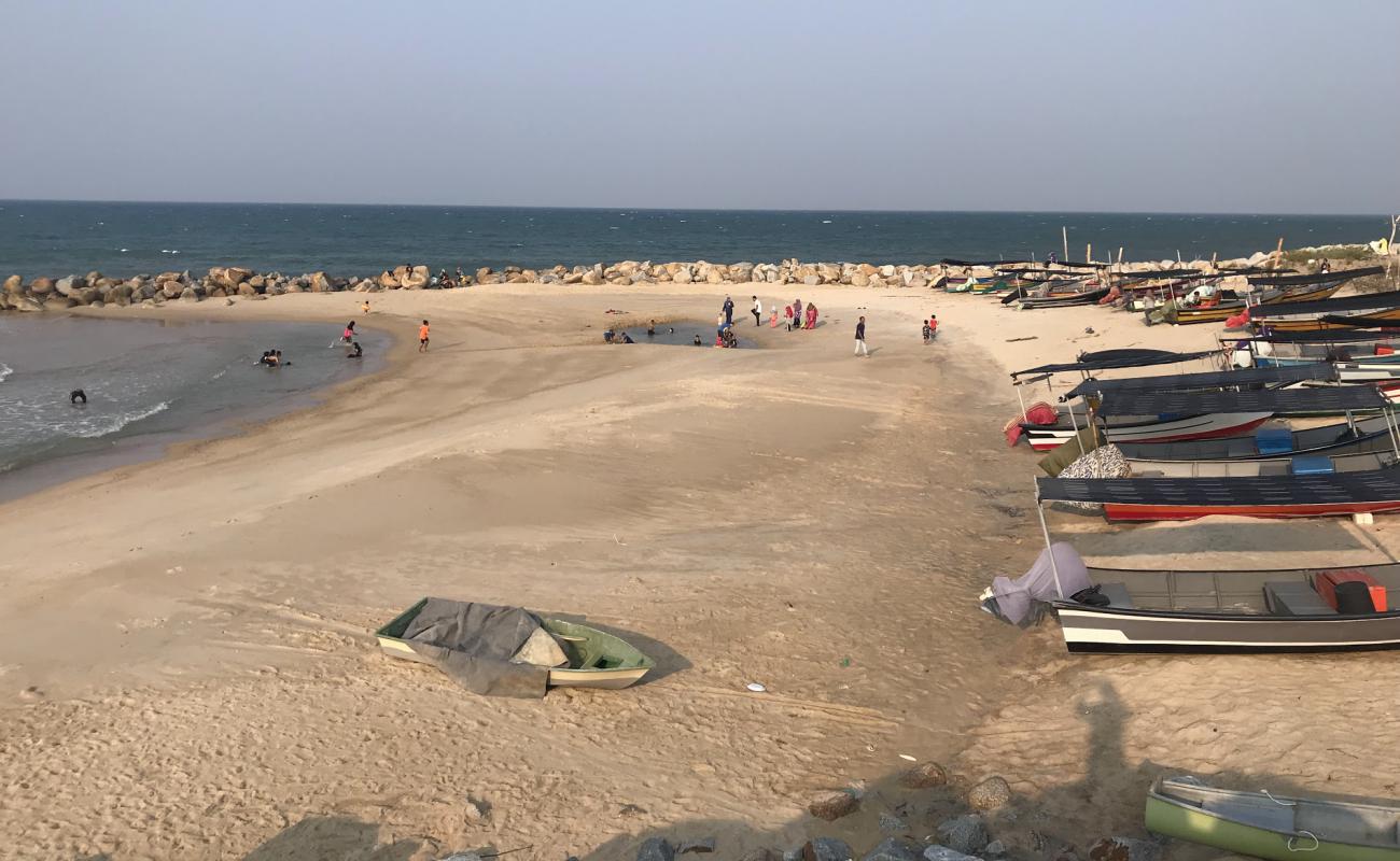 Photo de Mengabang Telipot Beach avec sable lumineux de surface