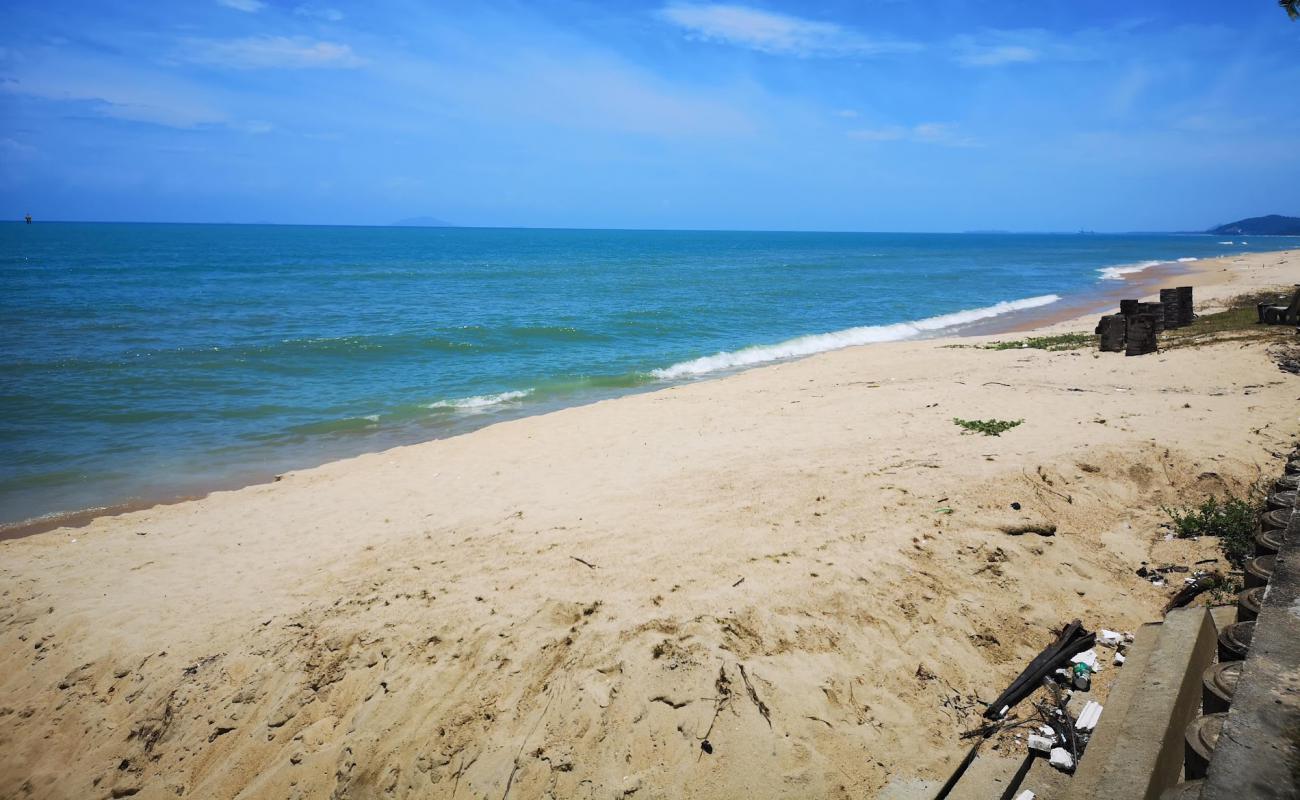 Photo de Penarik Beach avec sable beige de surface