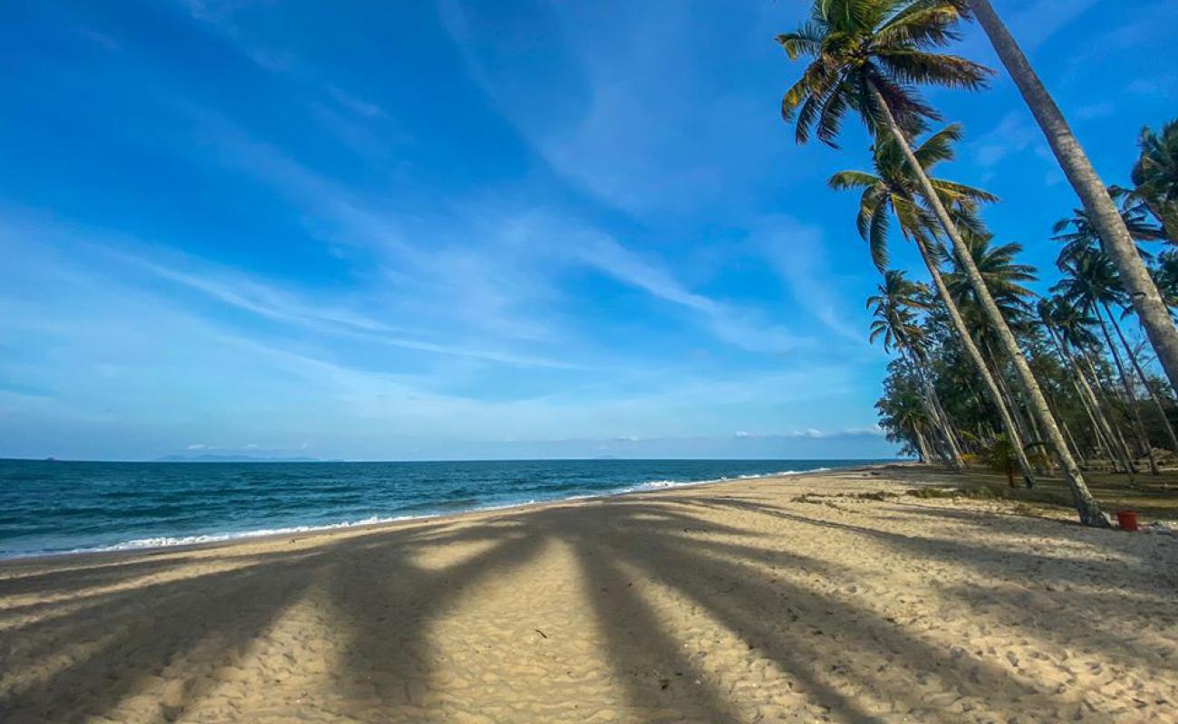 Photo de Penarik Beach II avec sable lumineux de surface