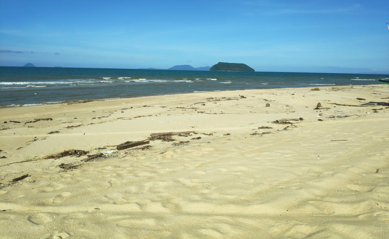 Photo de Air Tawar Beach avec sable lumineux de surface