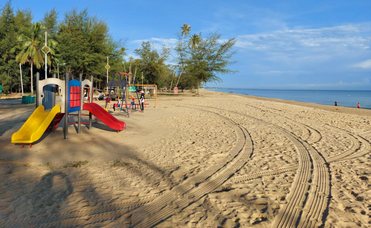 Photo de Bisikan Bayu Beach avec sable lumineux de surface