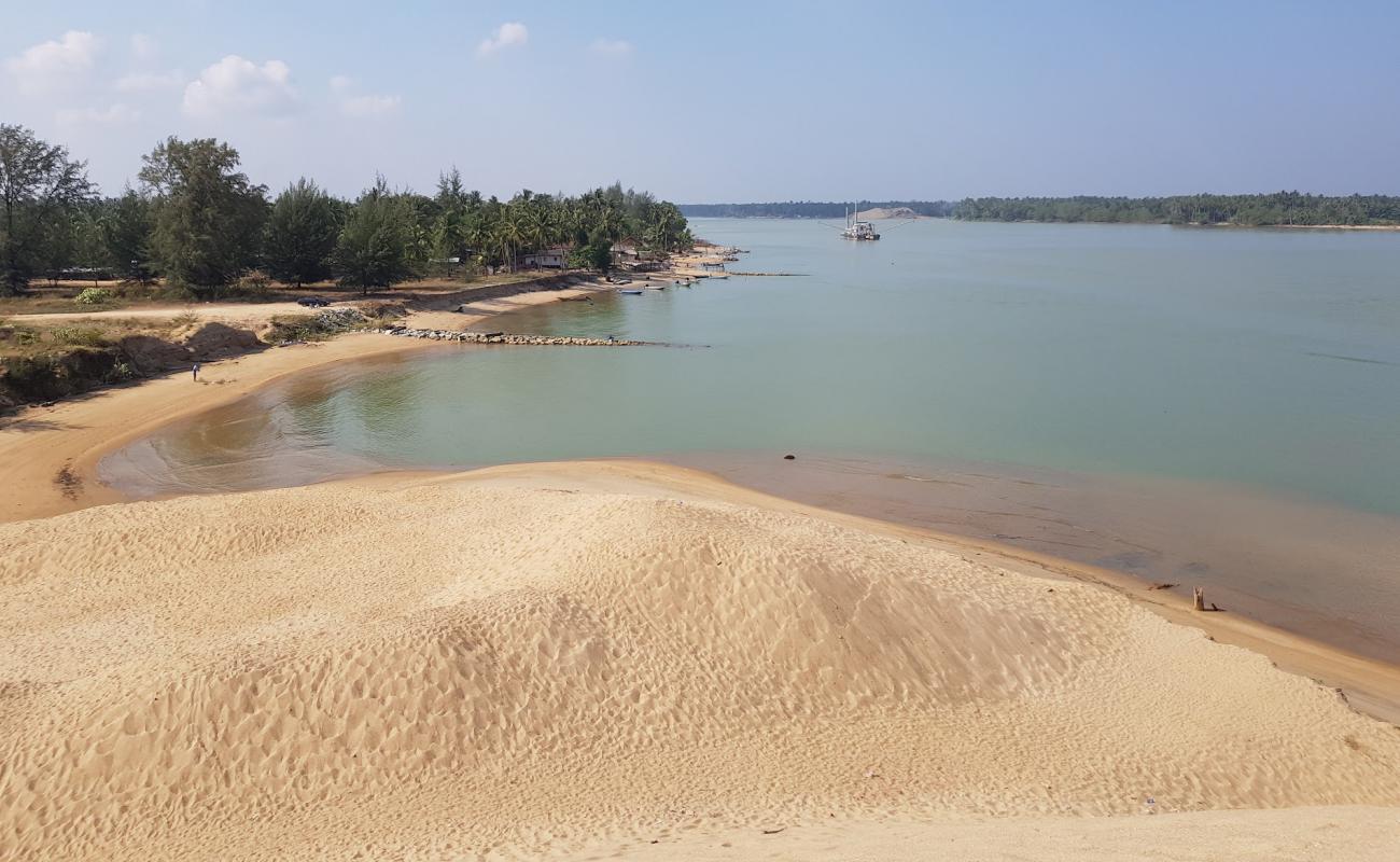 Photo de Mek Mas Beach avec sable beige de surface