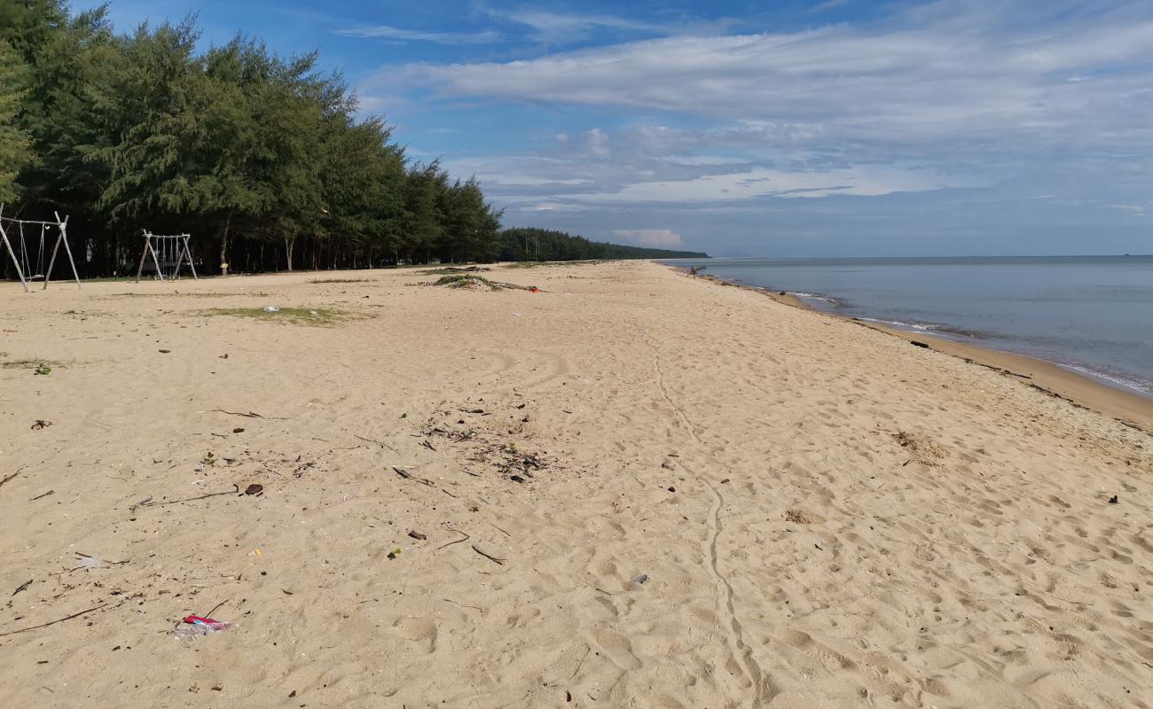 Photo de Seri Tujuh Beach avec sable beige de surface