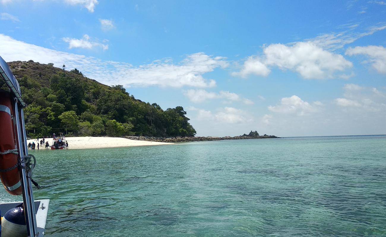 Photo de Pulau Kukus avec sable fin et lumineux de surface