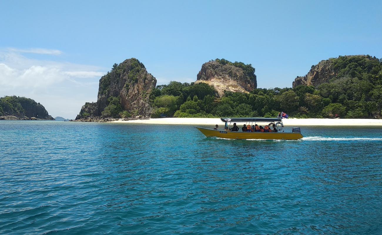 Photo de Pulau Lima Besar avec sable beige de surface