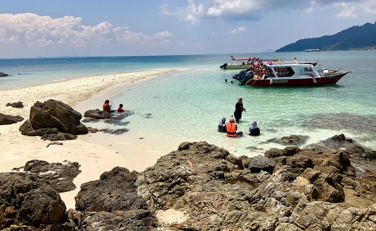 Photo de Pulau Mentigi avec sable beige de surface