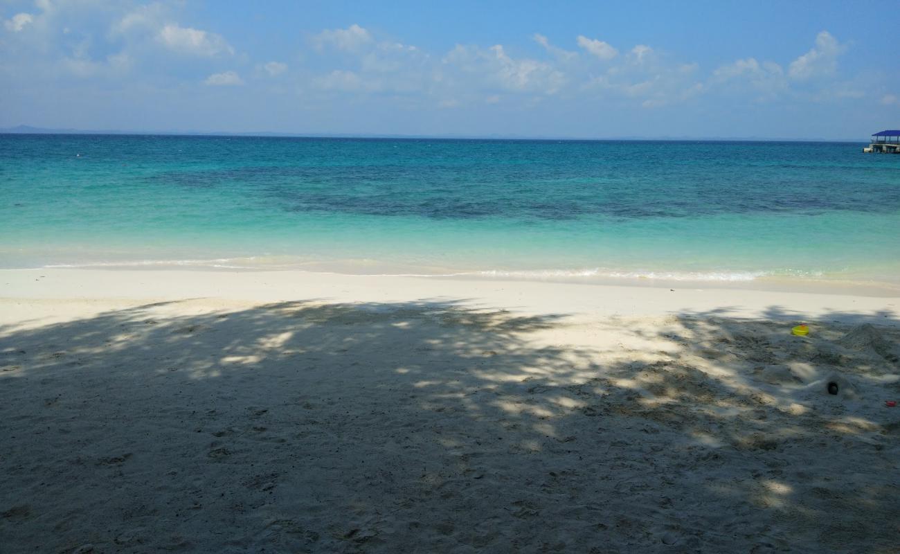 Photo de Aseania Beach Resort avec sable blanc de surface