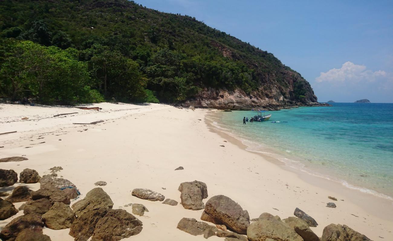 Photo de Pulau Sembilang avec sable blanc de surface