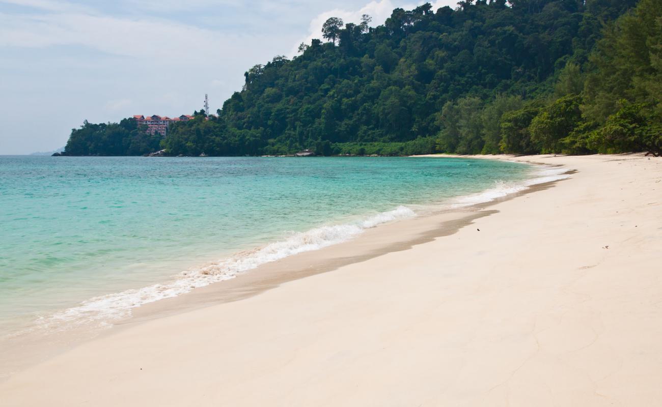 Photo de Pulau Tumuk Beach avec sable gris de surface