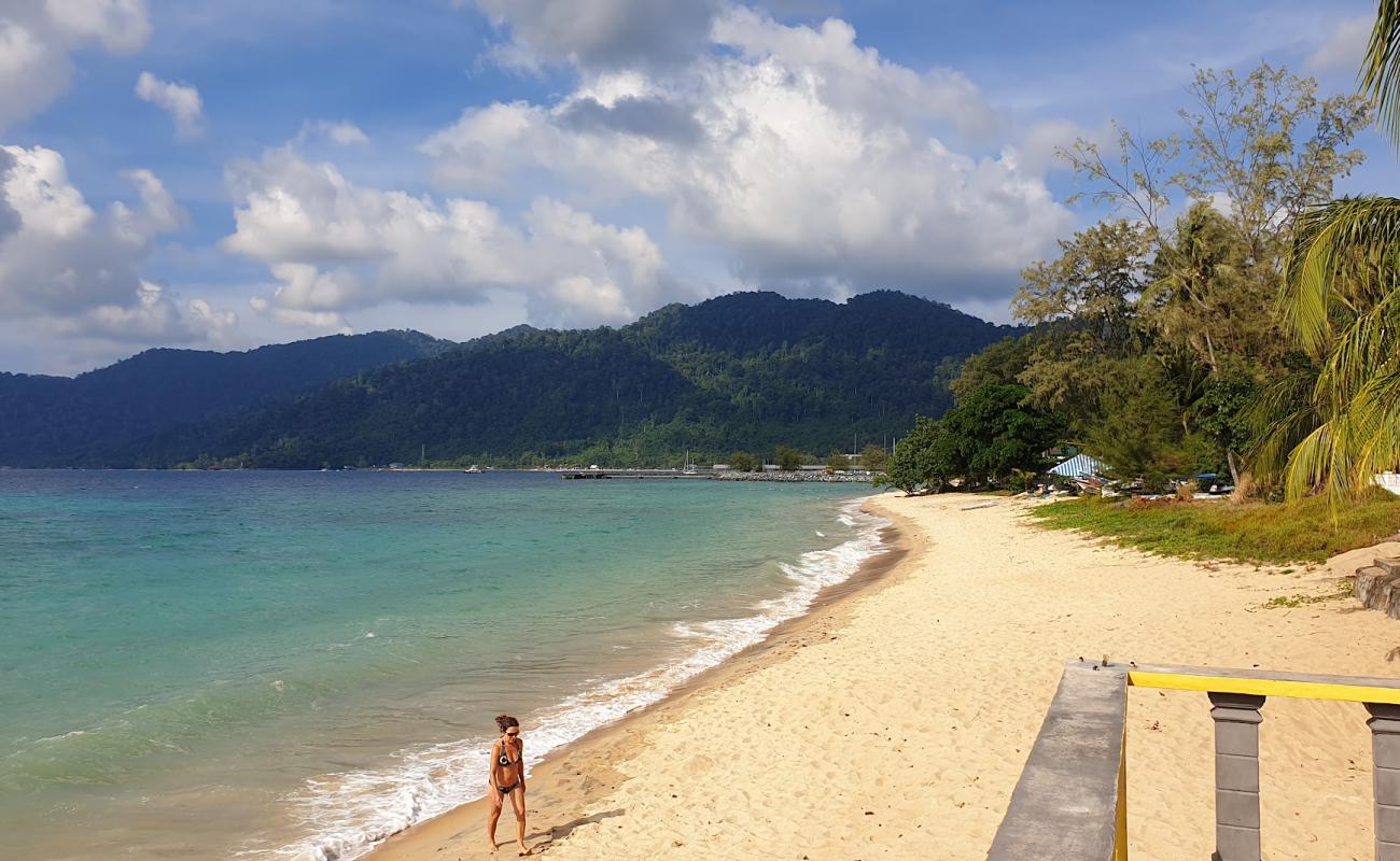 Photo de South bay Tioman avec sable beige de surface