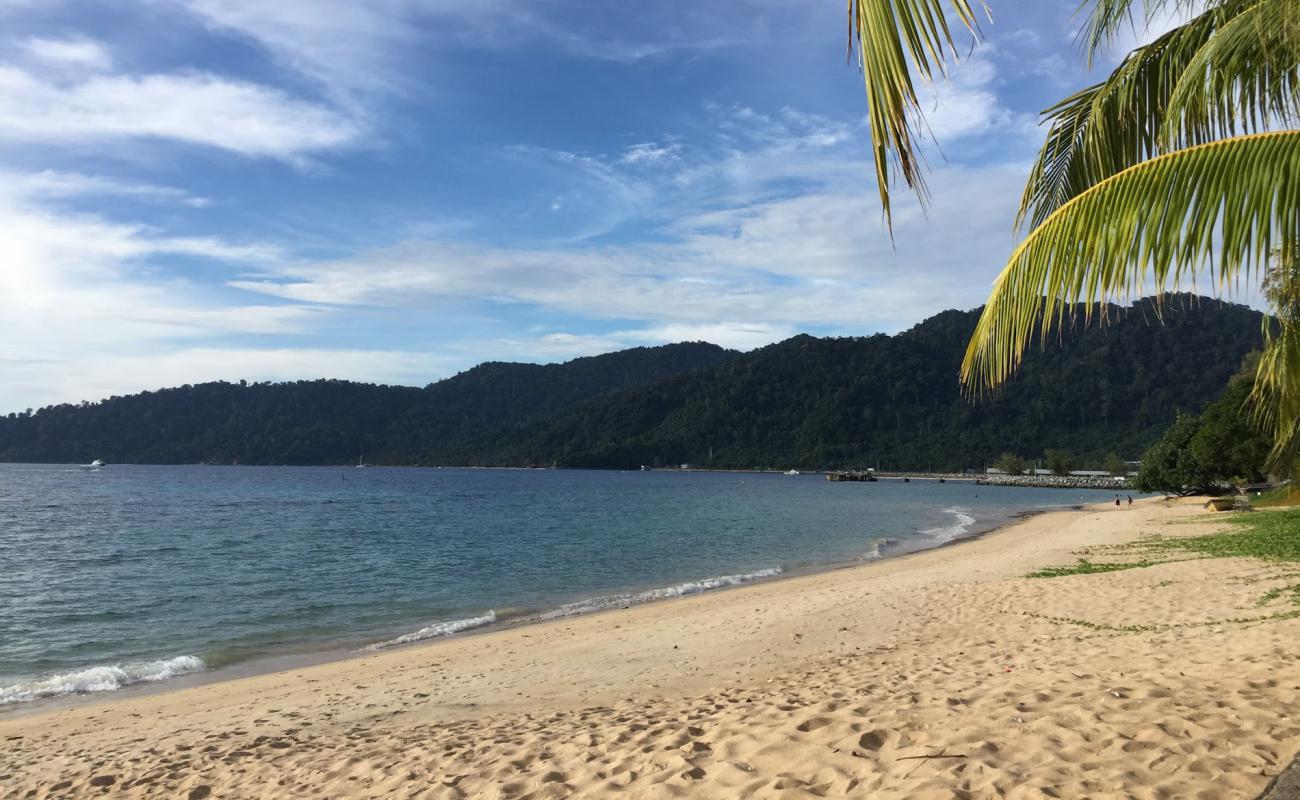 Photo de Kampung Tekek Beach avec sable lumineux de surface