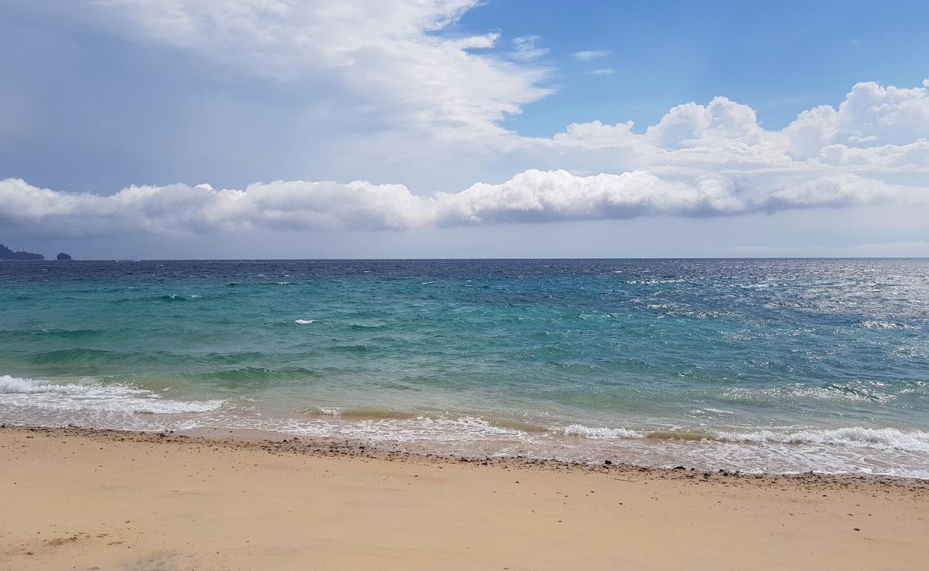 Photo de Mawar Beach avec sable beige de surface