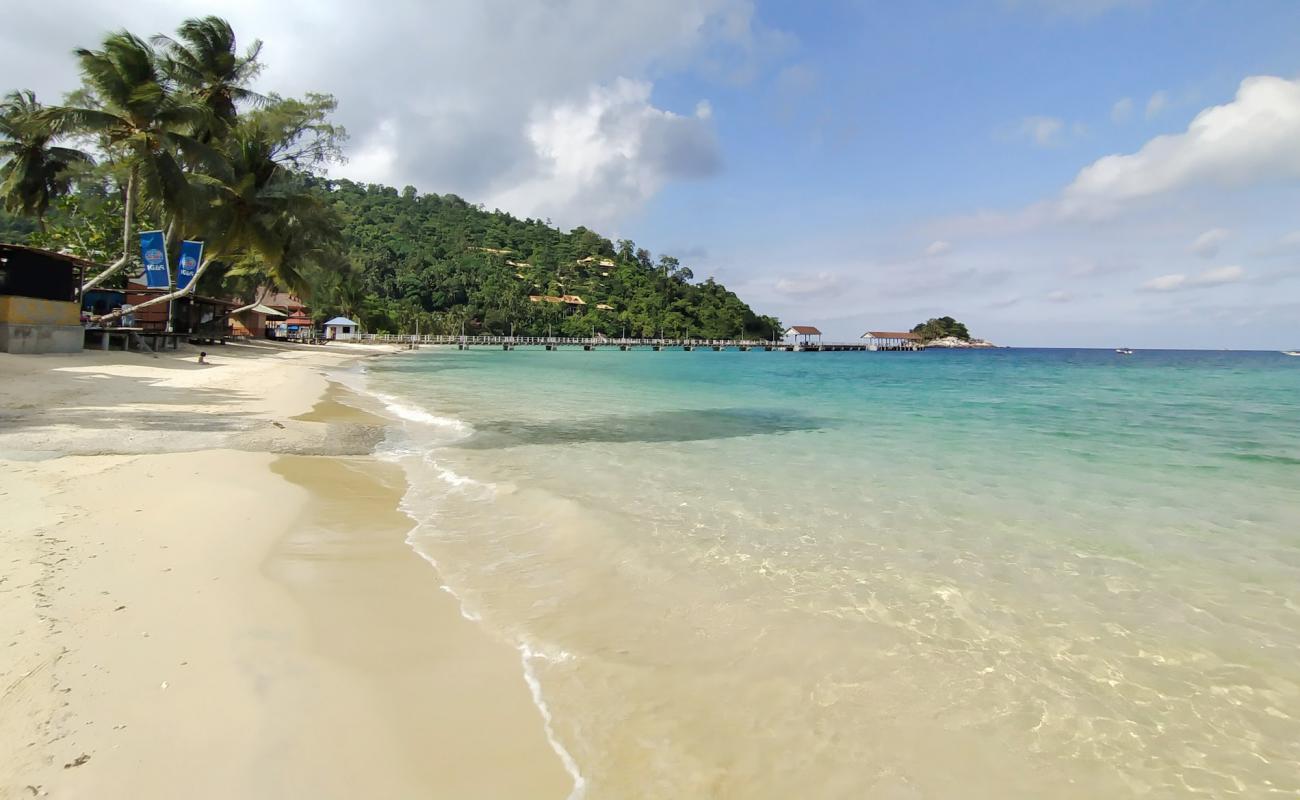 Photo de Kampung Salang avec sable beige de surface