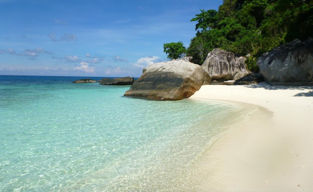 Photo de Pulau Tulai Beach avec sable blanc de surface