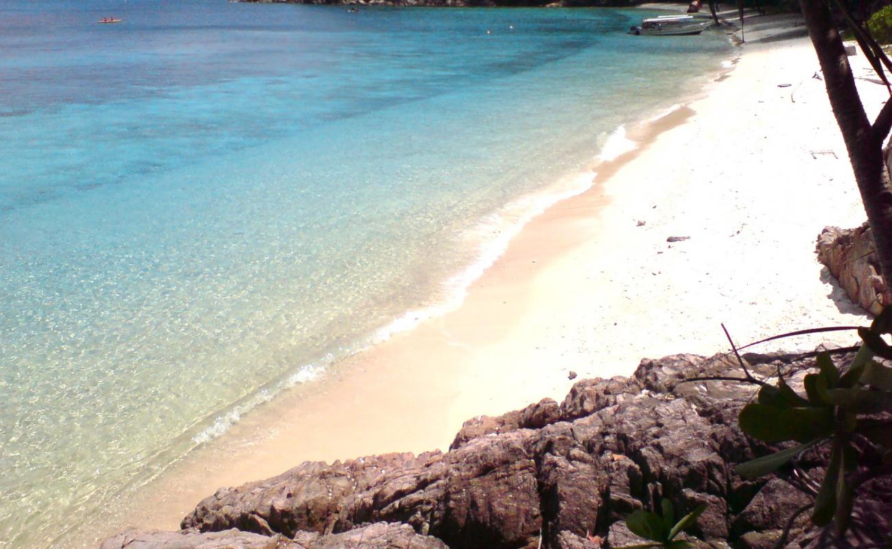 Photo de Pulau Bidung avec sable lumineux de surface