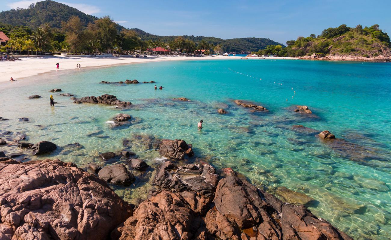 Photo de Plage de Pasir Panjang avec sable beige de surface