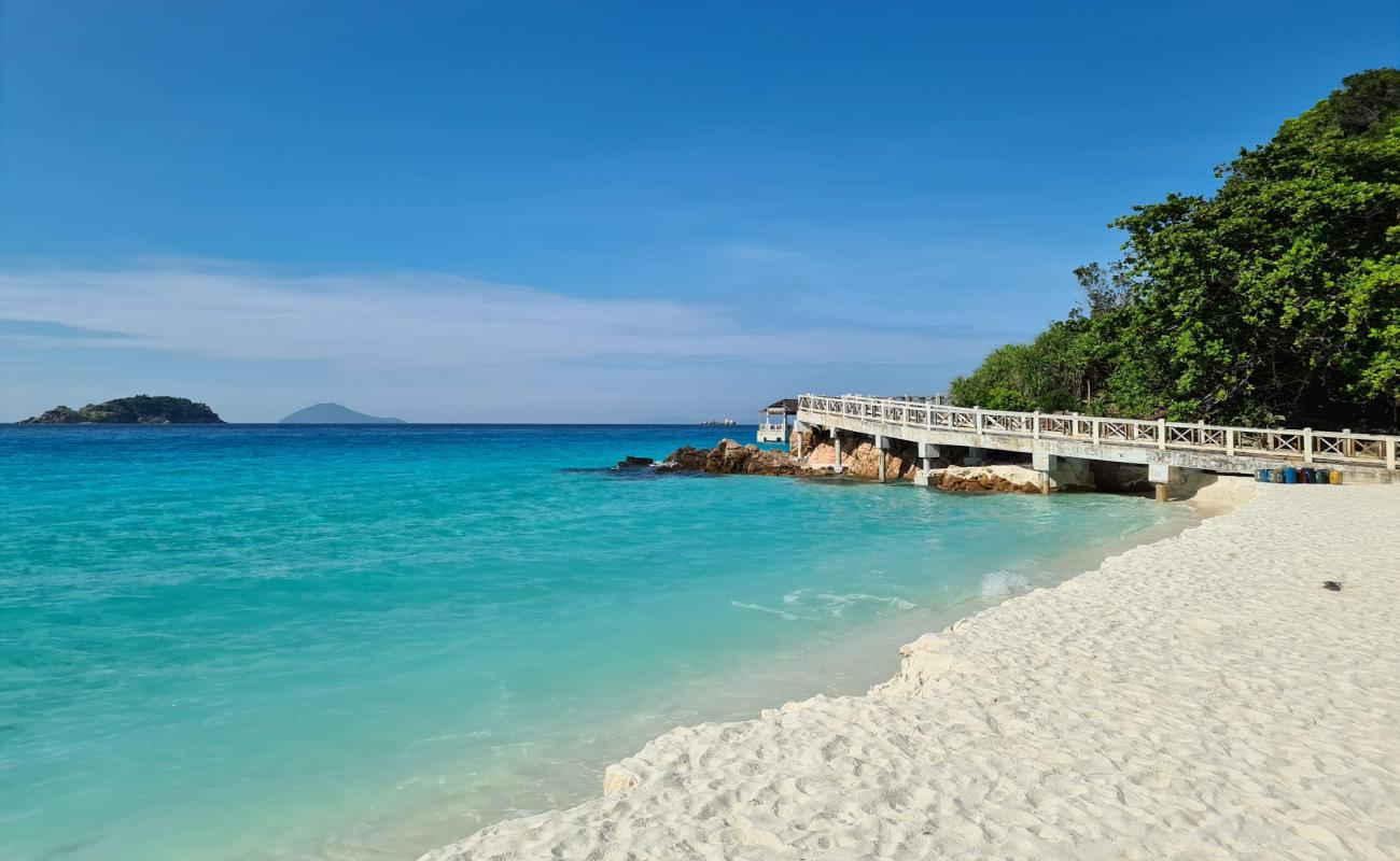 Photo de Wisana Village Beach avec sable fin blanc de surface