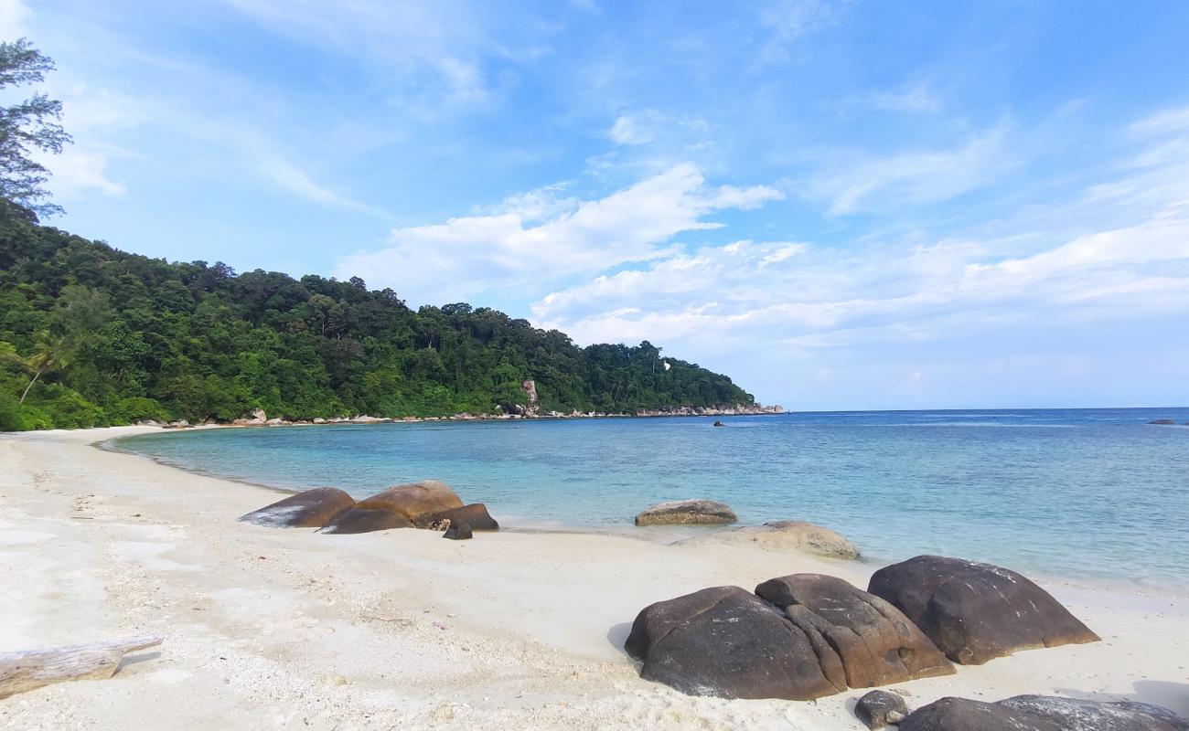 Photo de Teluk Keke Beach avec sable beige de surface