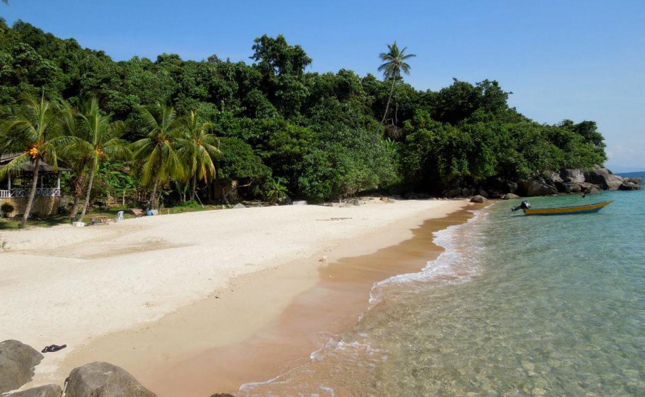 Photo de Keranji Beach Resort avec sable lumineux de surface