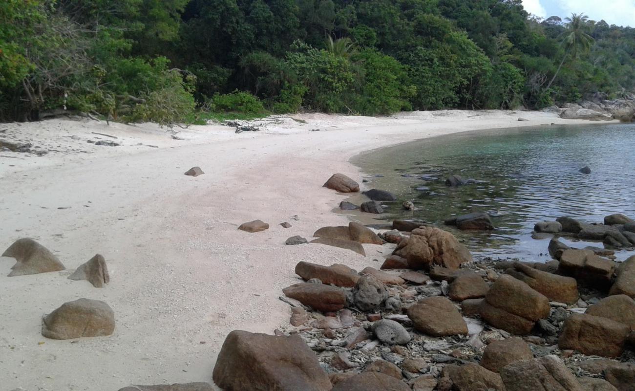 Photo de Landing Beach avec sable beige de surface