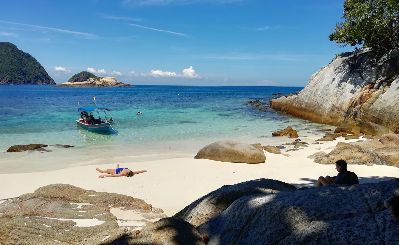 Photo de Plage de l'île de Rawa avec sable fin blanc de surface