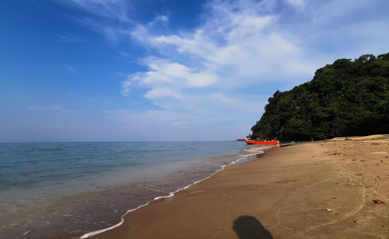 Photo de Labuan Gadung Bay Beach avec sable lumineux de surface