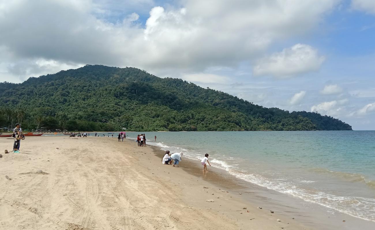 Photo de Melano Bay Beach avec sable beige de surface