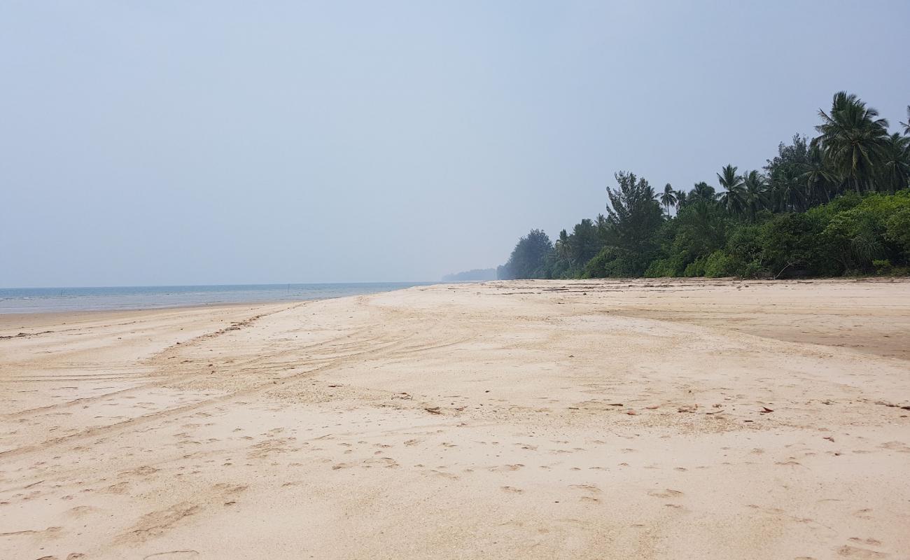 Photo de Pueh Beach avec sable fin et lumineux de surface