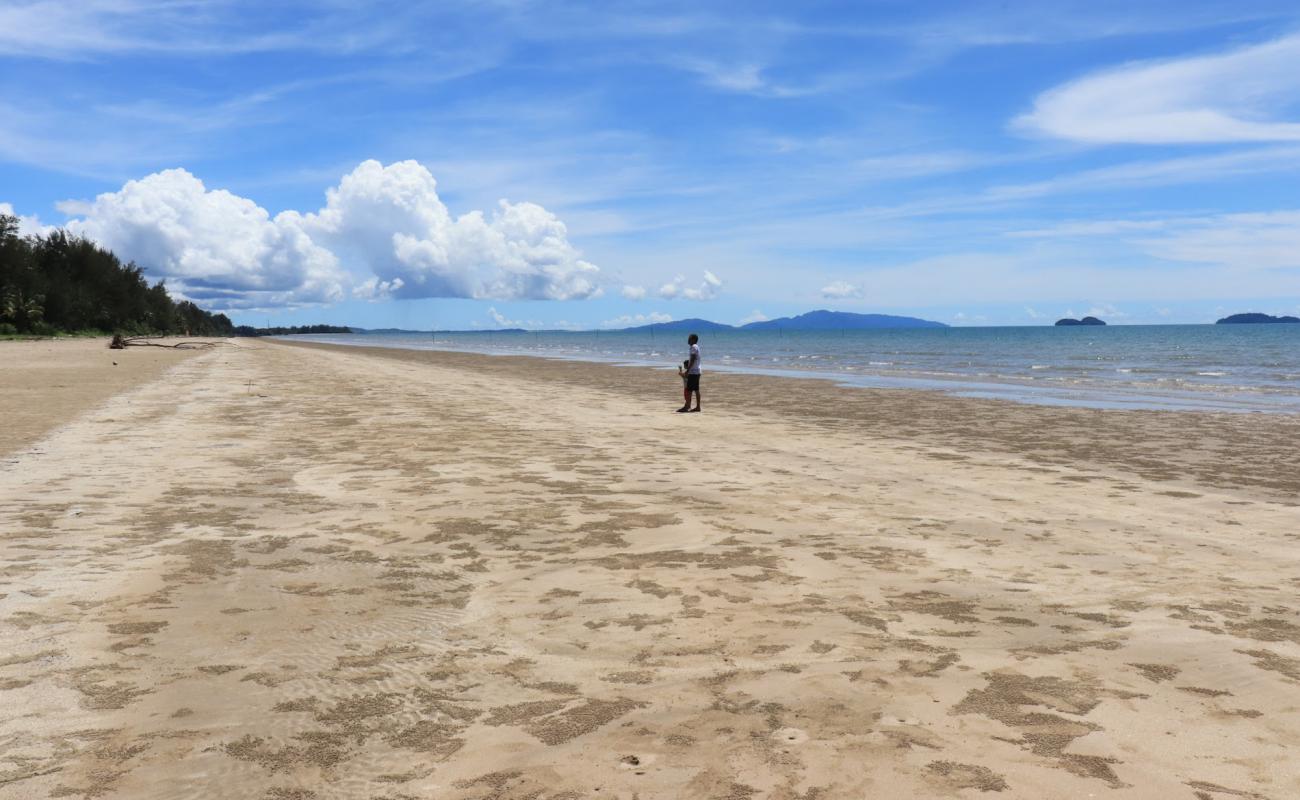 Photo de Pugu Lundu Beach avec sable beige fin de surface