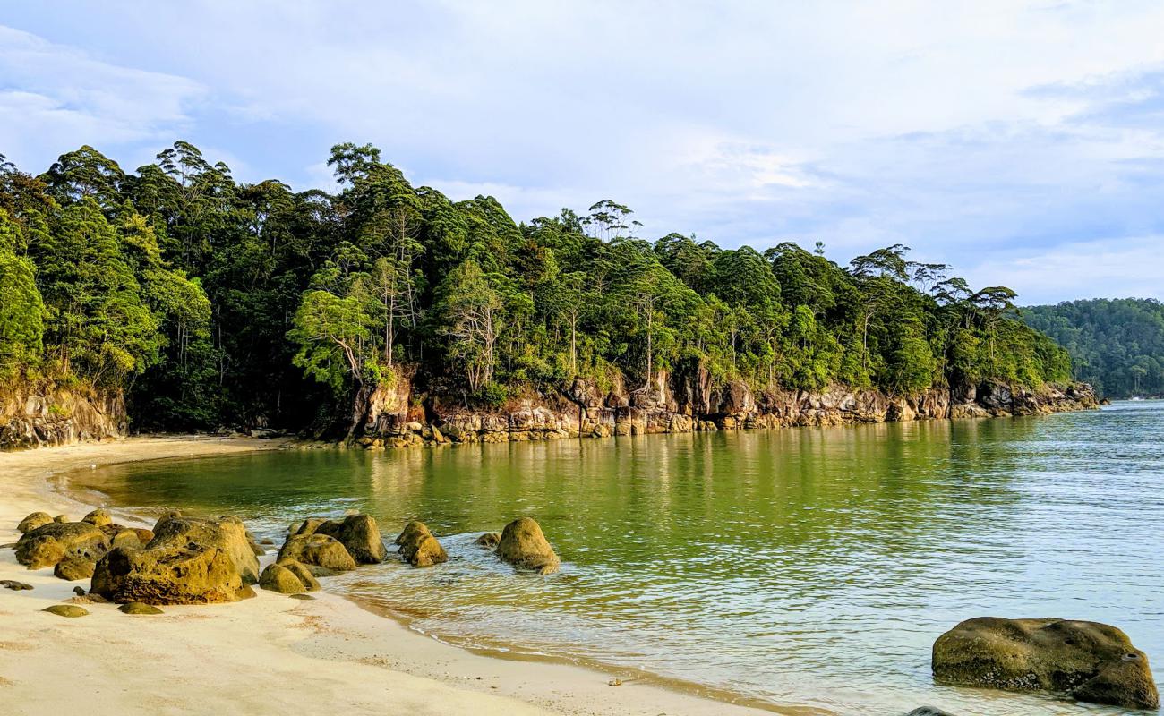 Photo de Telok Limao Beach avec sable lumineux de surface