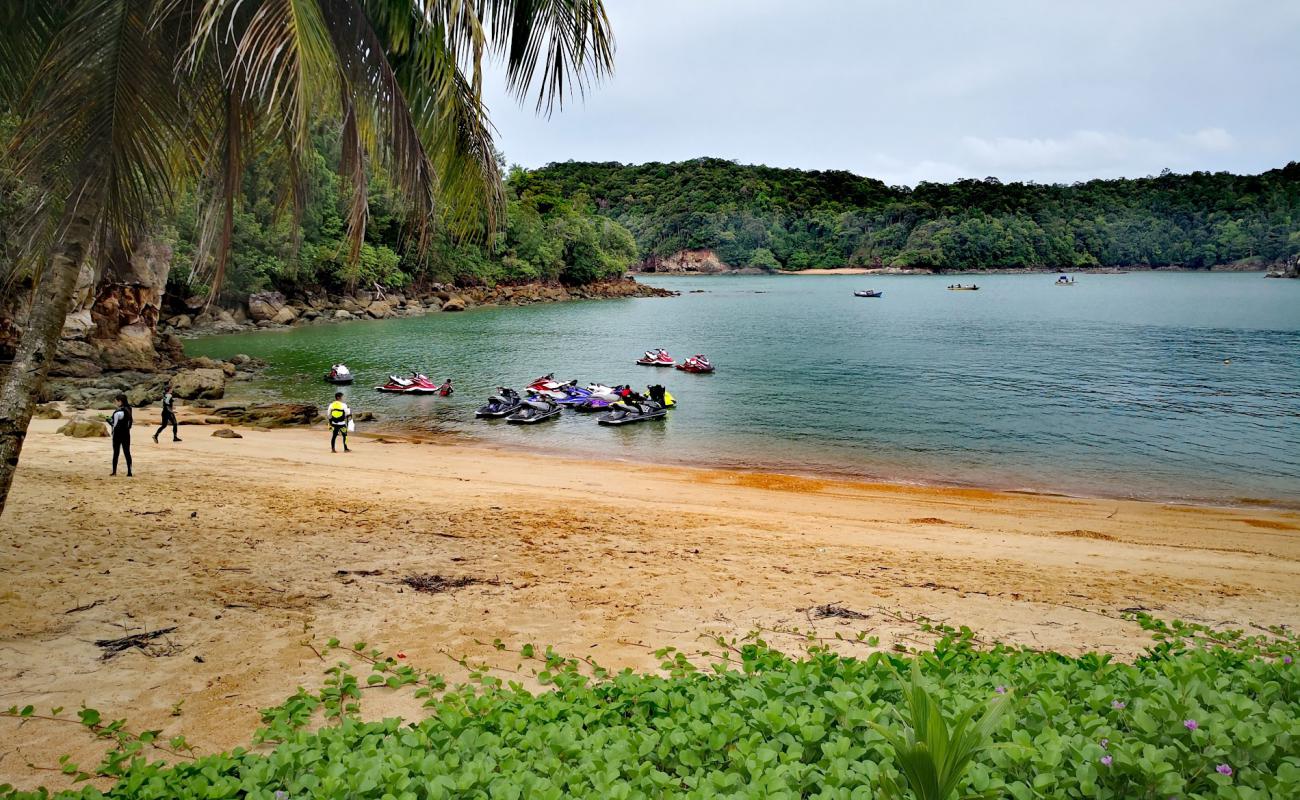Photo de Pulau Lakei Beach avec sable beige de surface