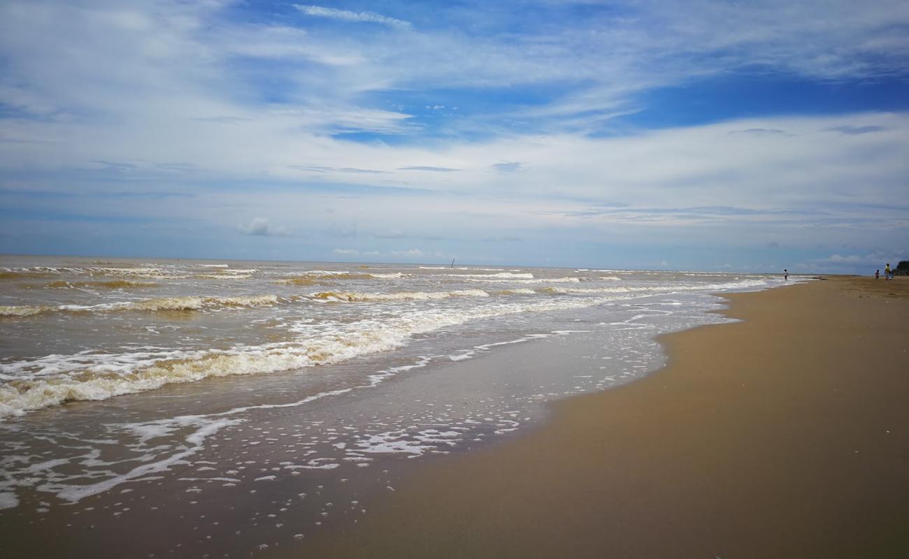 Photo de Tanjung Kembang Beach avec sable lumineux de surface