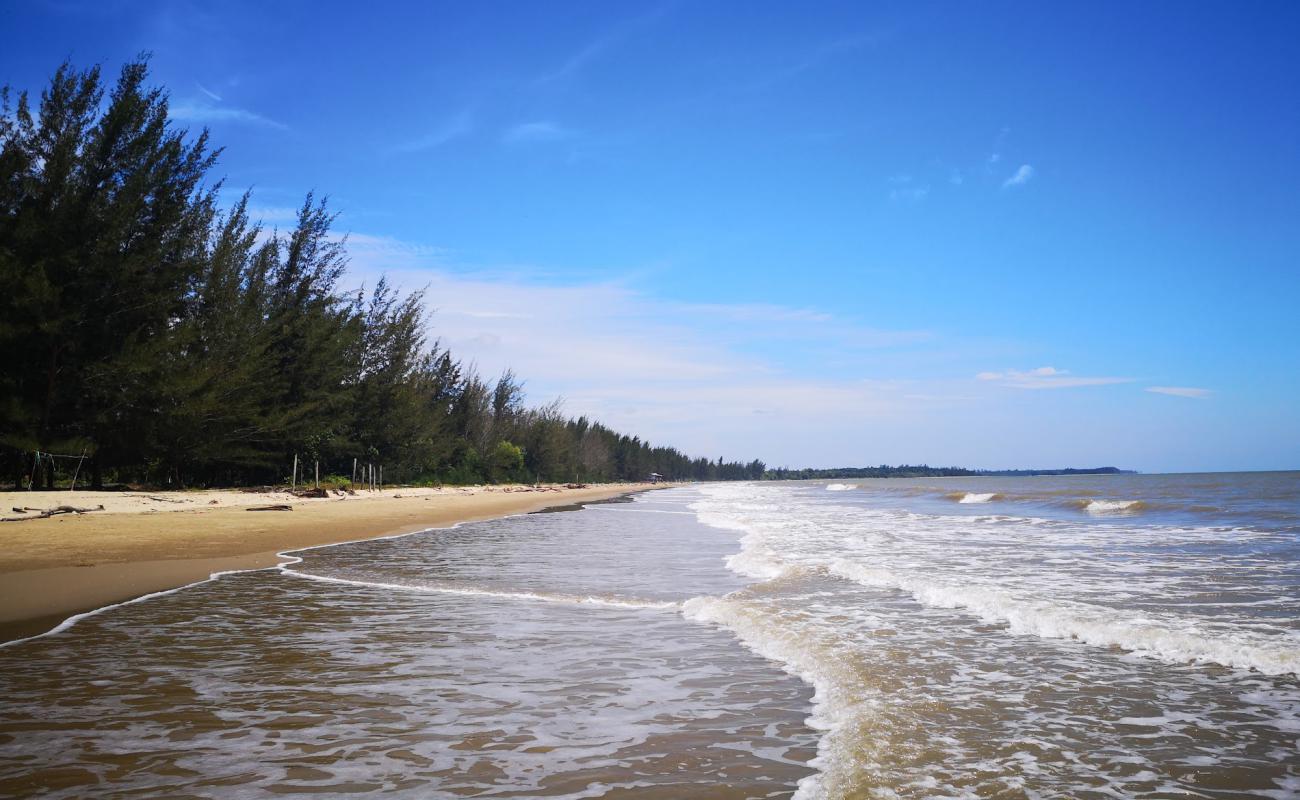 Photo de Belawai Beach avec sable beige de surface