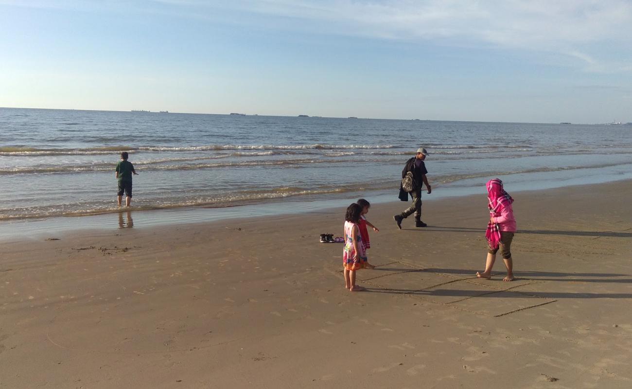 Photo de Mardiah Beach avec sable lumineux de surface