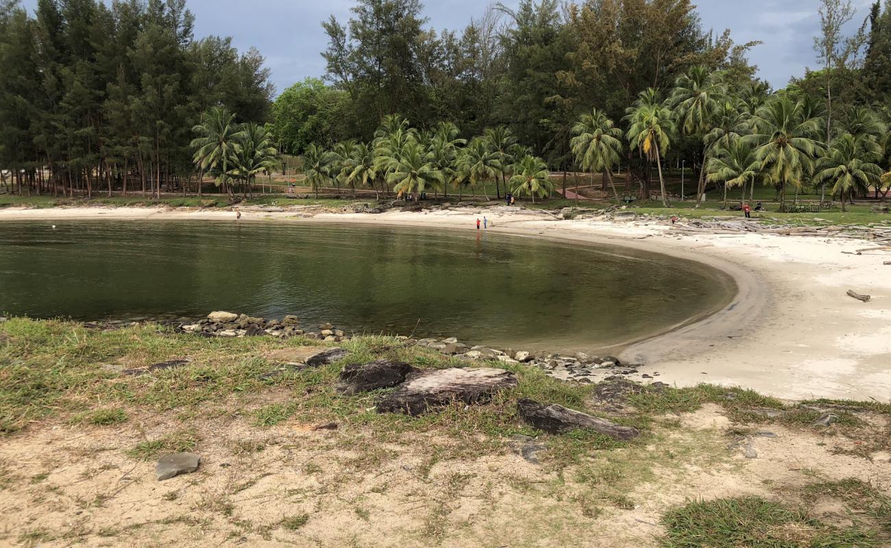 Photo de Tanjung Batu Bintulu Beach avec sable beige de surface