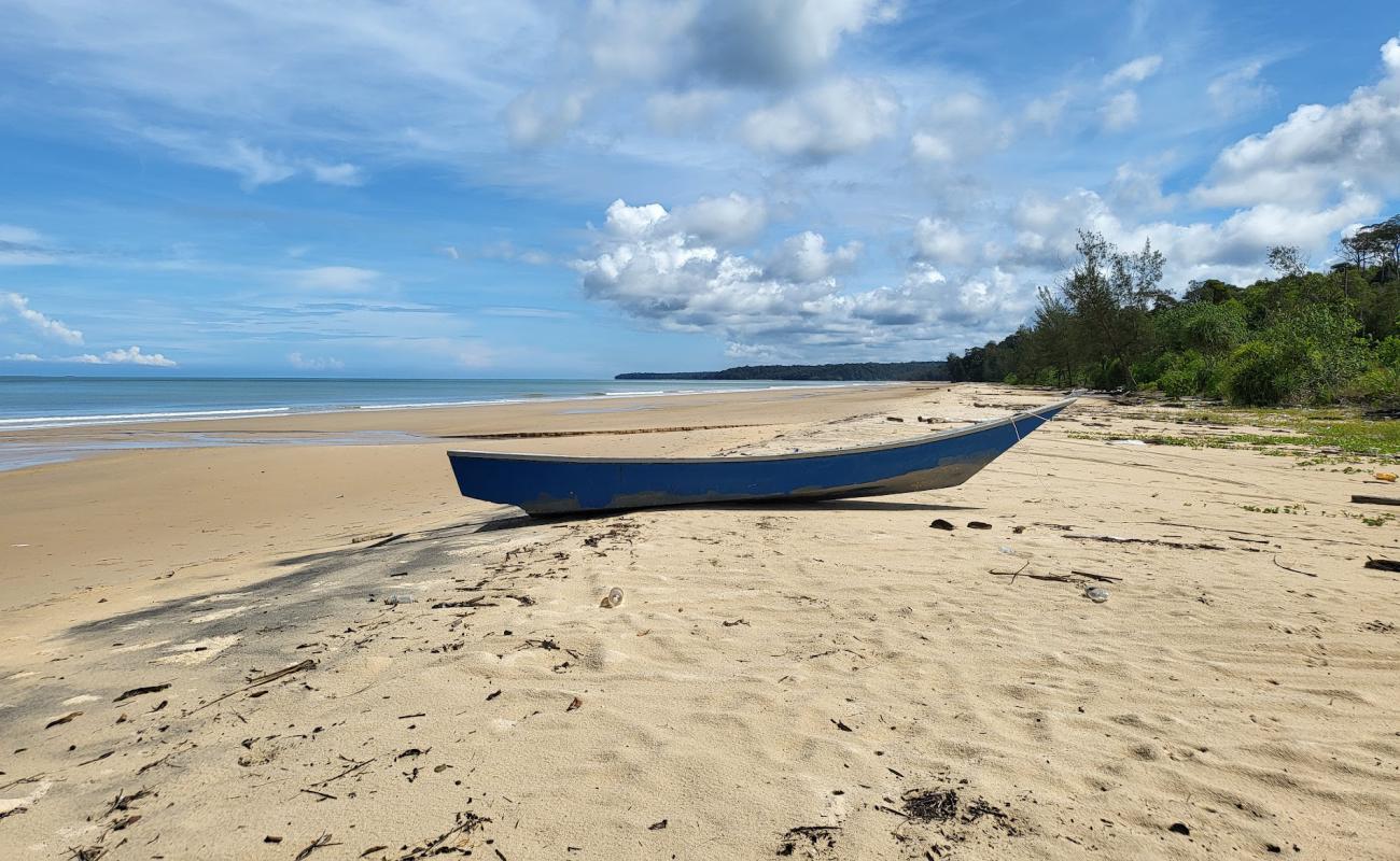 Photo de Batu Mandi Beach avec sable lumineux de surface