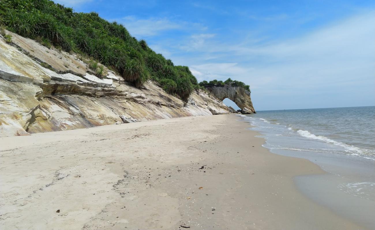 Photo de Tusan Bekenu Beach avec sable lumineux de surface