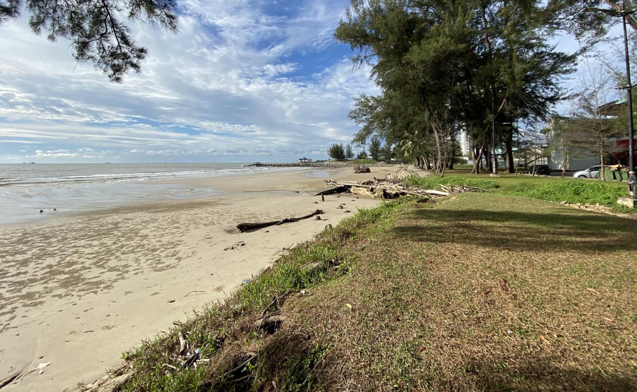 Photo de Tanjung Lobang Beach avec sable gris de surface