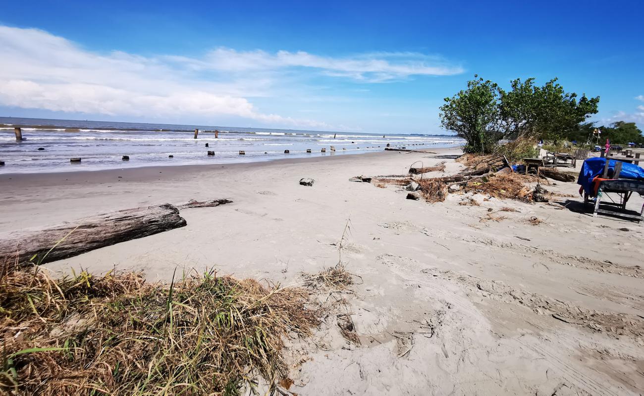 Photo de Lutong Beach avec sable gris de surface