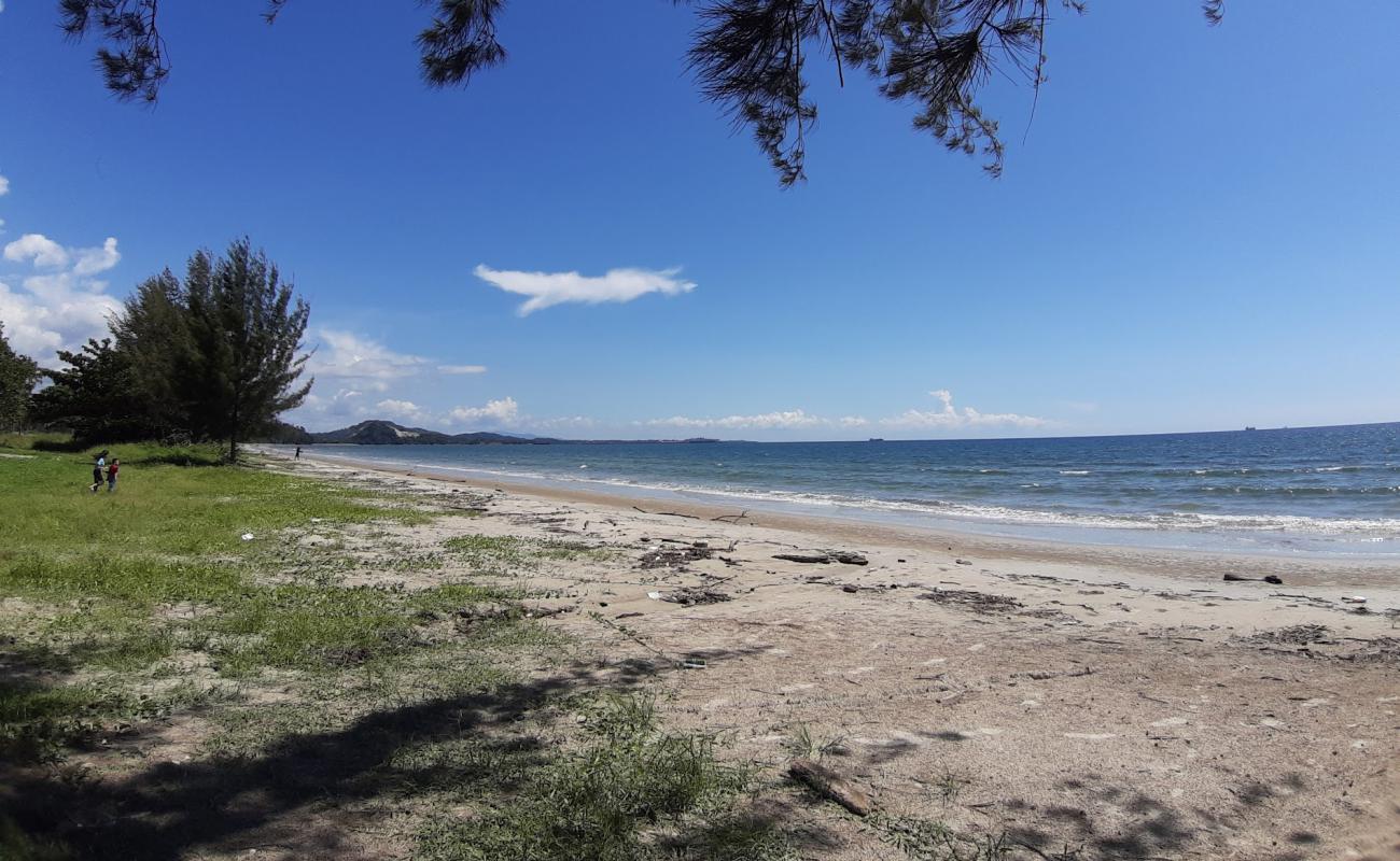 Photo de Merintaman Sipitang Beach avec sable lumineux de surface