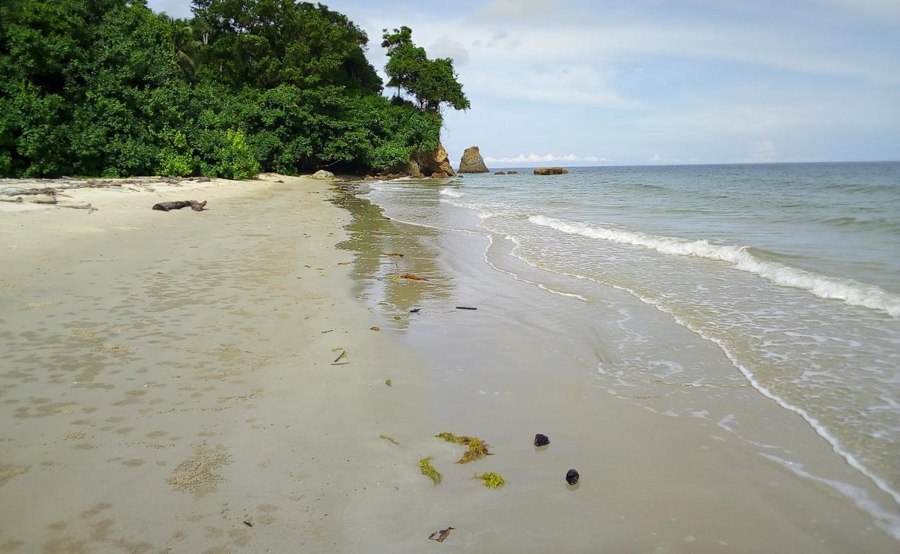 Photo de Batu Luang Beach avec sable lumineux de surface