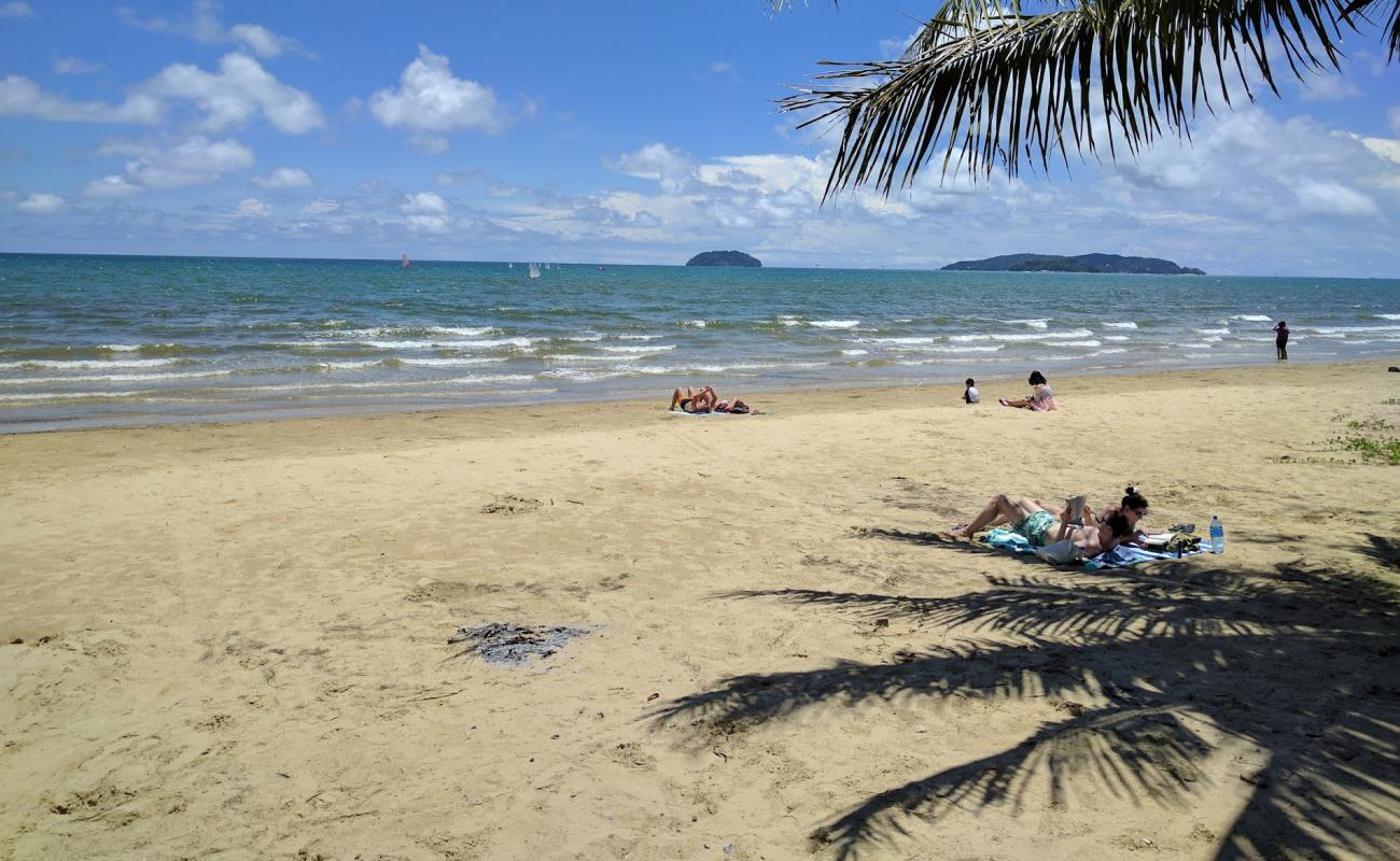 Photo de Tanjung Aru Beach avec sable lumineux de surface