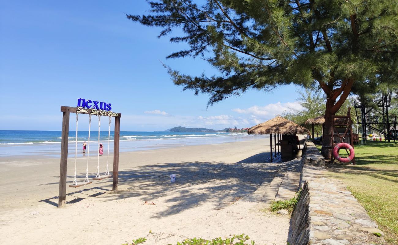 Photo de Nexus Resort Beach avec sable lumineux de surface